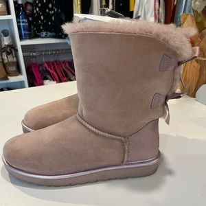 Authentic UGG classic Bailey Bow in the color Dusk, women’s size 9.